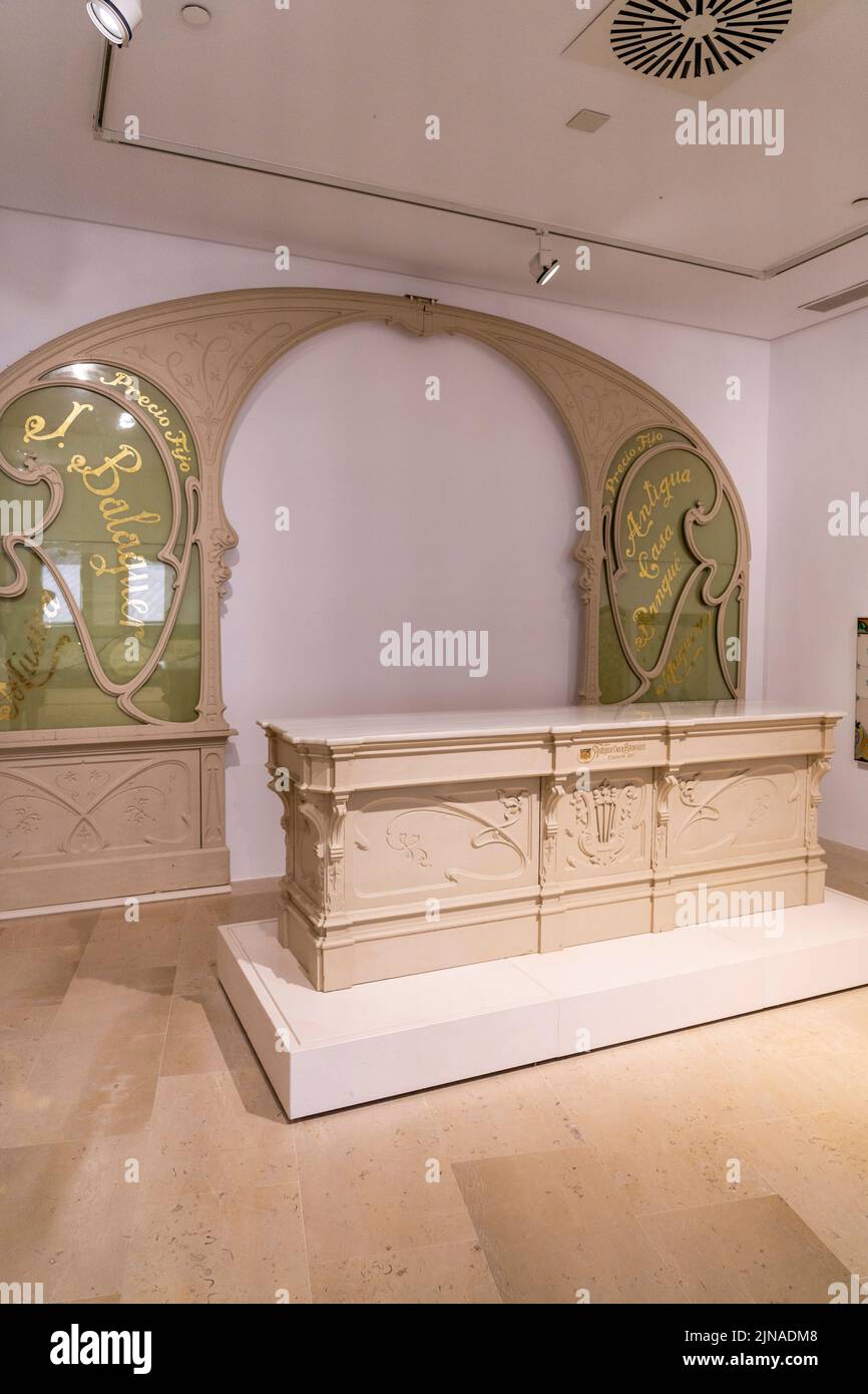 Contador y arco, alrededor de 1904, madera y vidrio, tienda Can Banqué, Museu de Mallorca, Palma, Mallorca, España Foto de stock