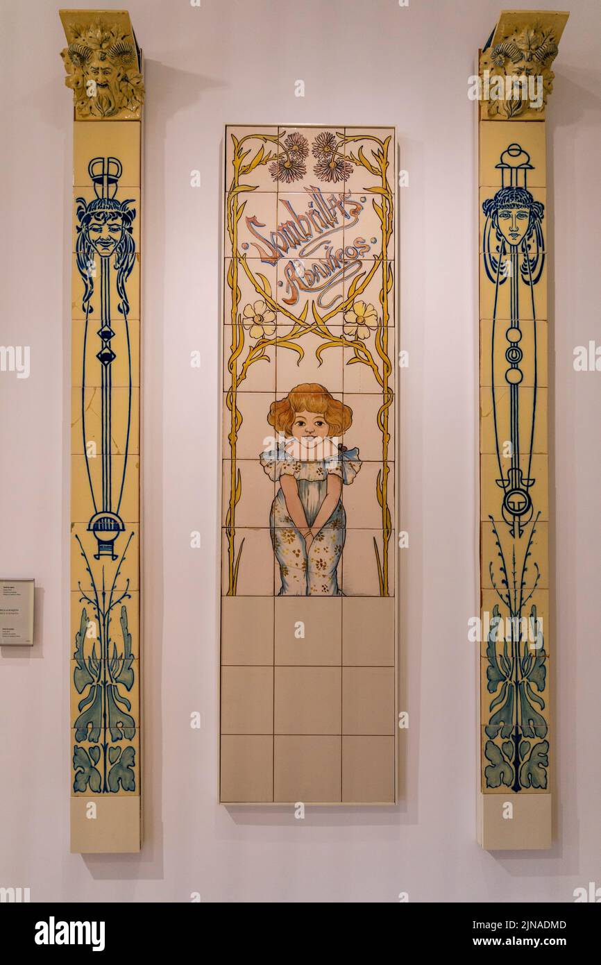 Panel de azulejos, 1904, cerámica vidriada, tienda La Capelleria, fábrica de cerámica La Roqueta, Museu de Mallorca, Palma, Mallorca, España Foto de stock