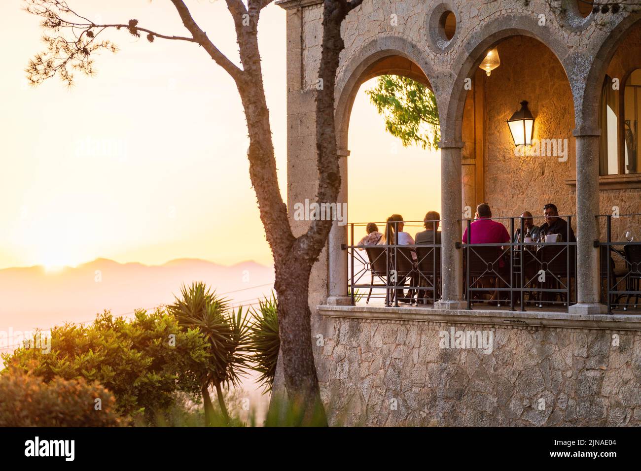 Gente disfrutando de la puesta de sol en el restaurante, santuario de Cura, Puig de Cura, Algaida, Mallorca, Islas Baleares, España Foto de stock