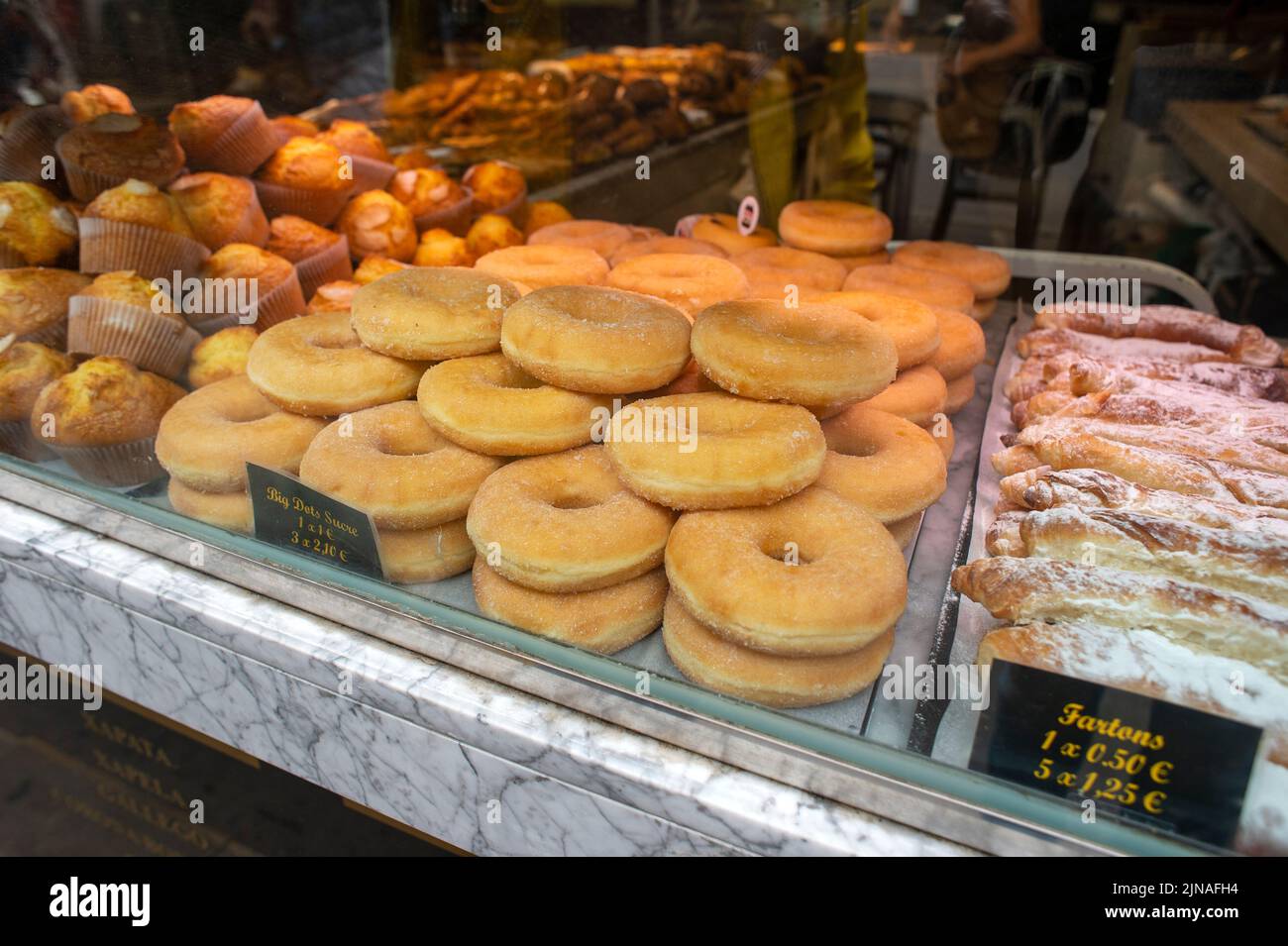 Donuts en una pantalla en Valencia, España. Foto de stock