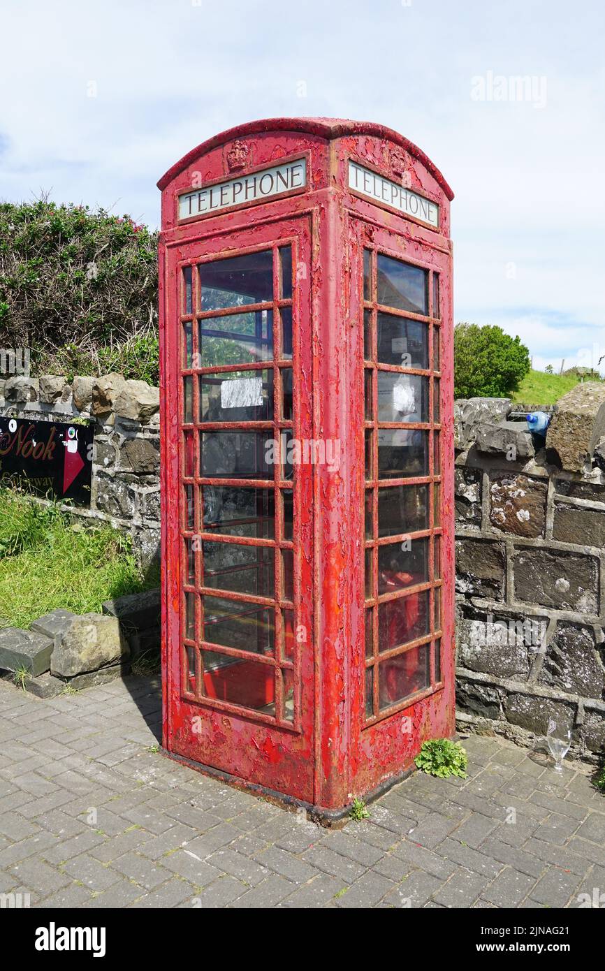 Antiguo puesto de teléfono rojo, Giant's Causeway, reserva natural nacional, Condado de Antrim, Irlanda del Norte, Tuaisceart Éireann, Reino Unido, Europa Foto de stock