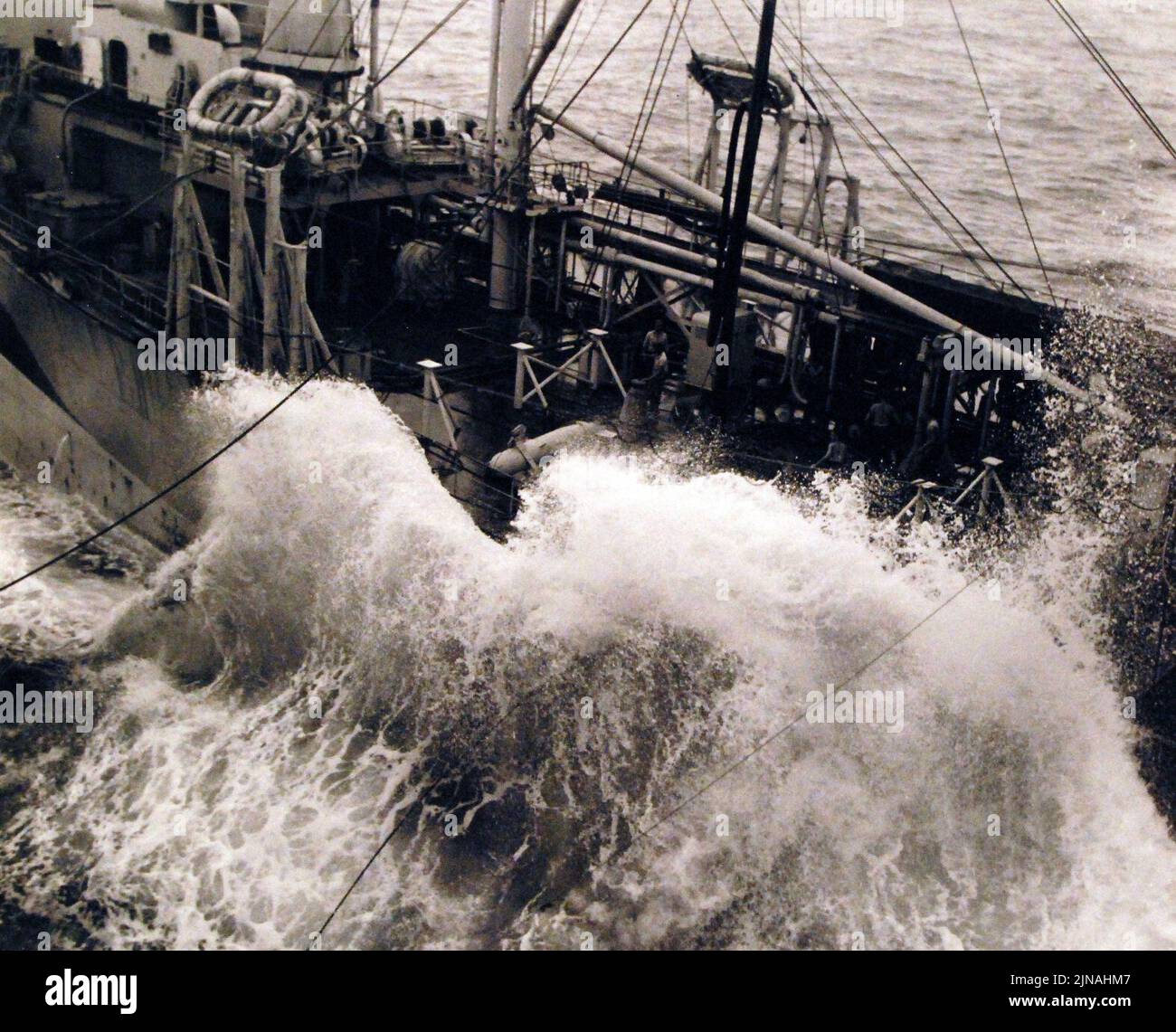 Repostaje de buques cisterna USS Enterprise (CV-6) en mares escarpados Octubre de 1944 Foto de stock