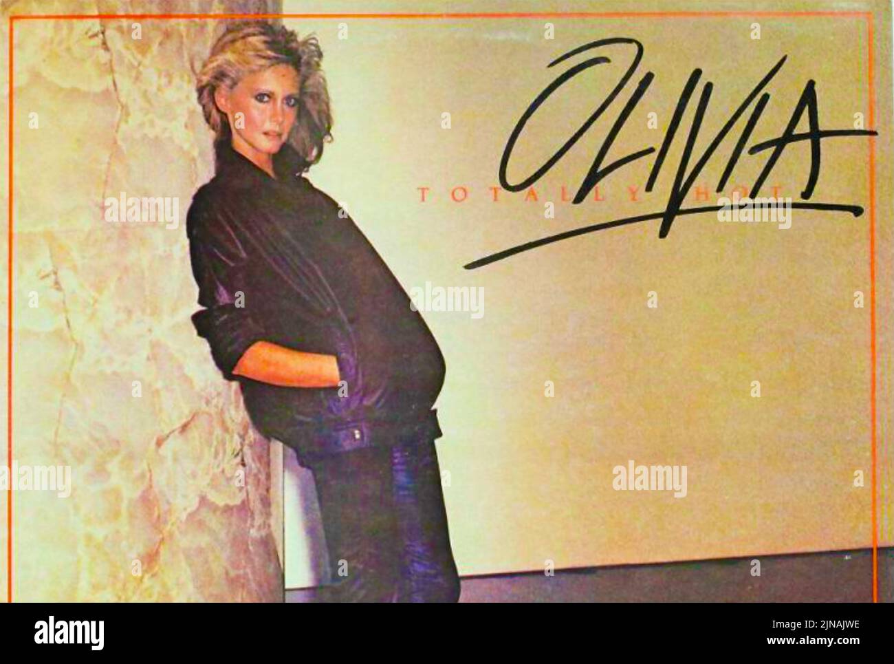 OLIVIA NEWTON-JOHN (1948-2022) cantante y actriz británica-australiana en la portada de su álbum de 1978 MCA Totally Hot Foto de stock
