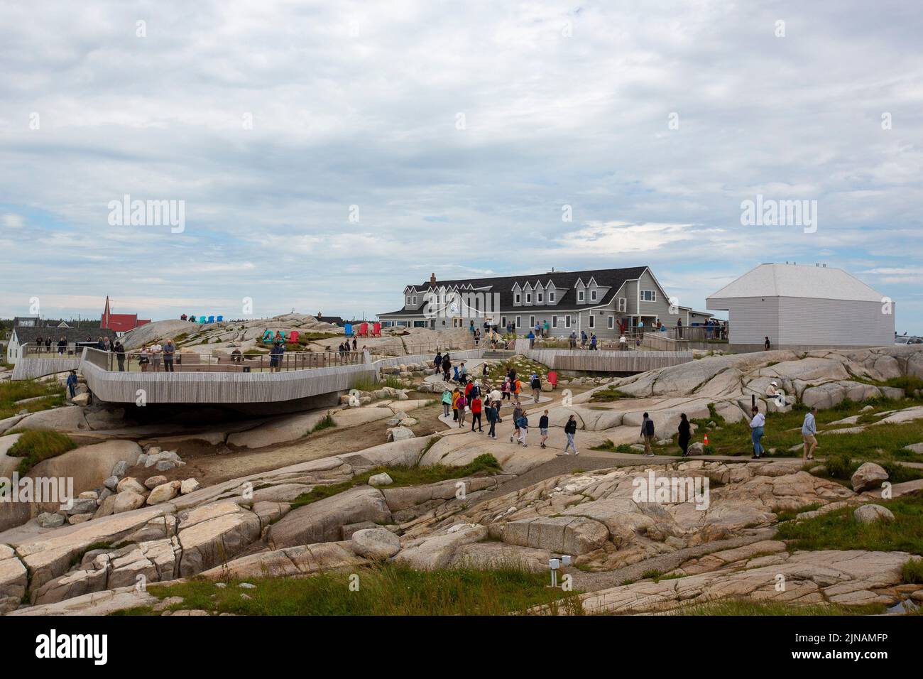 La gente camina alrededor del faro de Peggy's Cove en Peggy's Cove, Nueva Escocia el viernes 8 de julio de 2022. Foto de stock