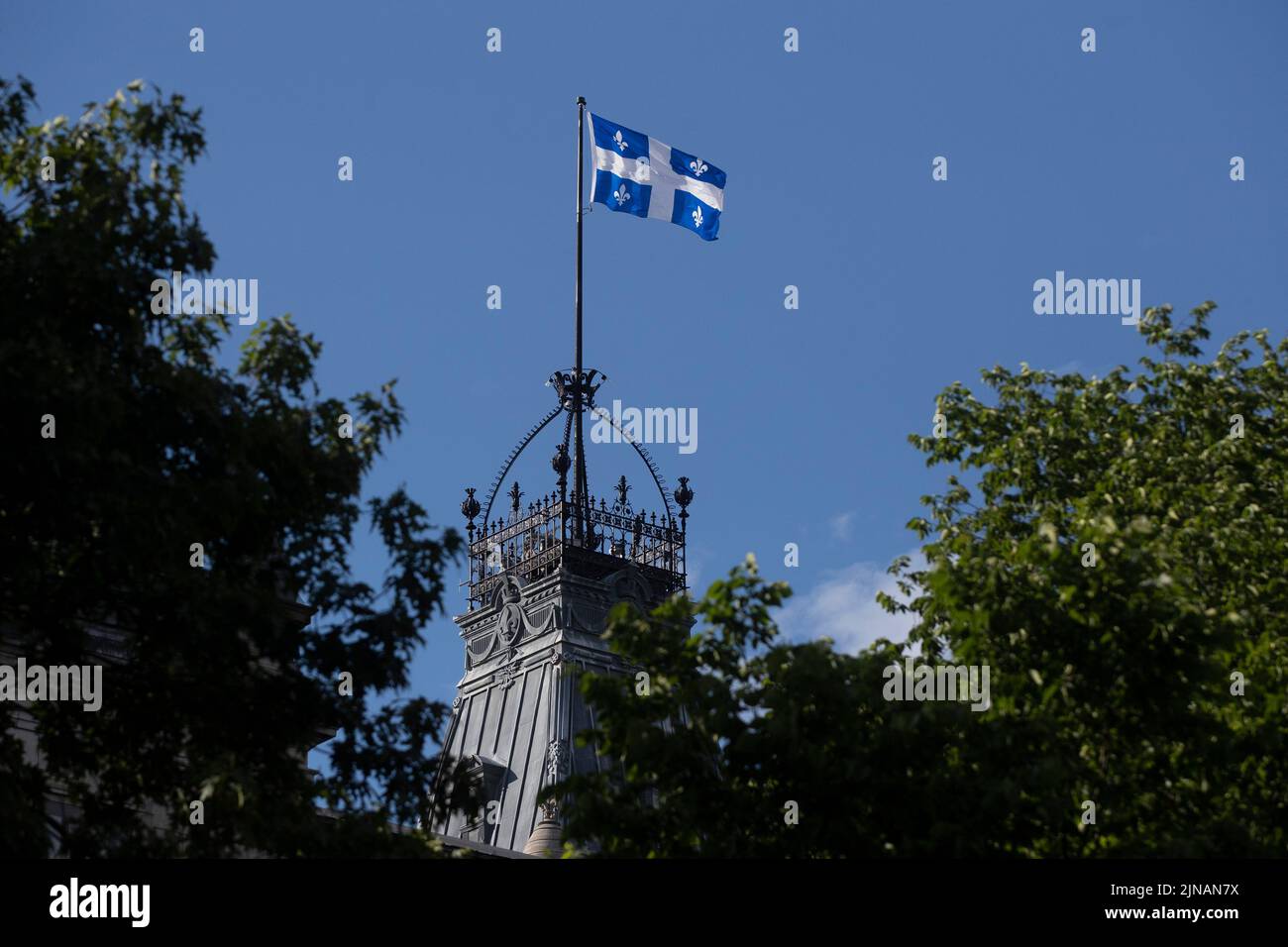La bandera provincial de Quebec en la parte superior de la Asamblea Nacional de Quebec en la ciudad de Quebec, Quebec el lunes 4 de julio de 2022. Foto de stock