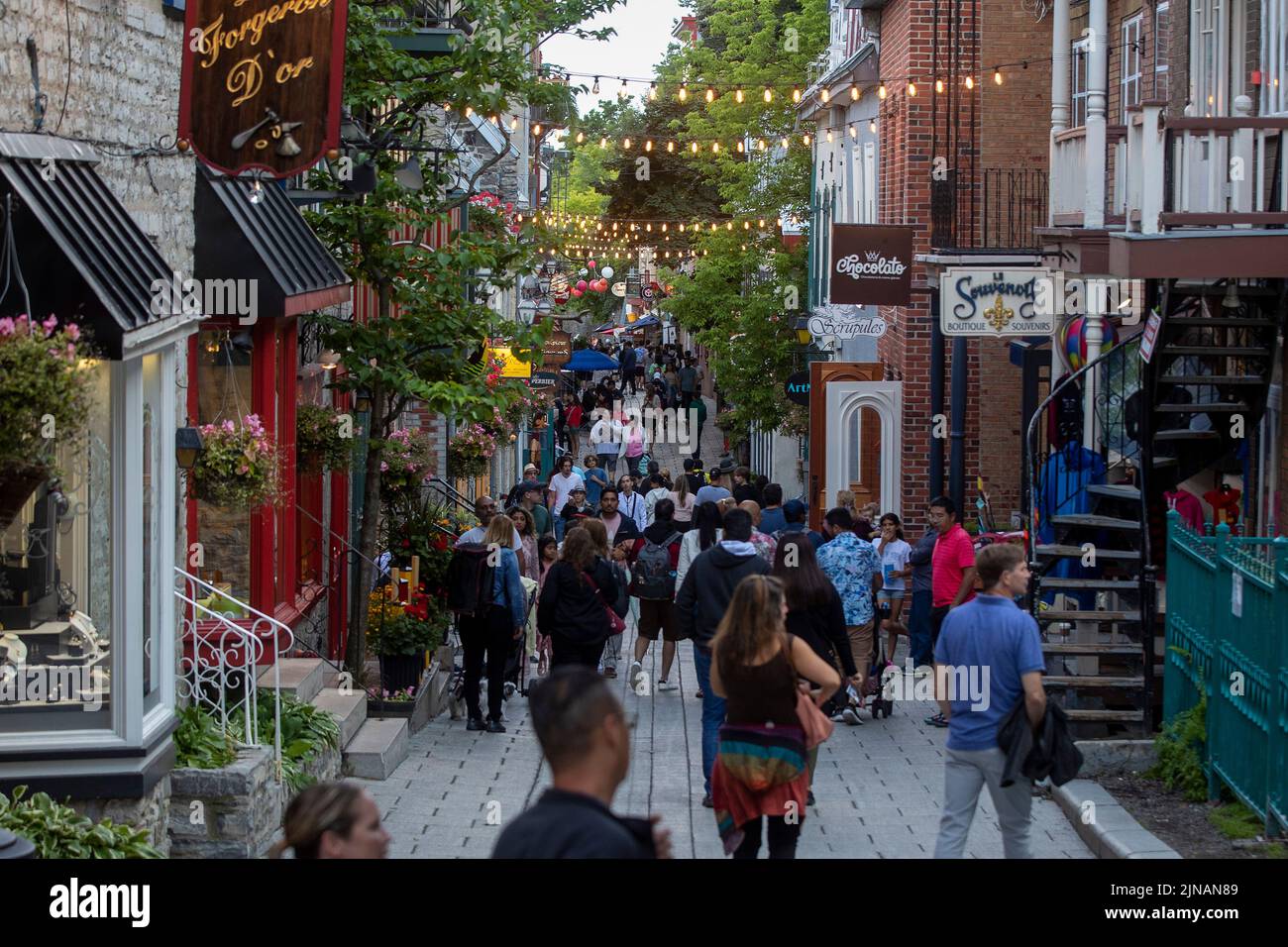 Los turistas caminan en Petit Champlain en Old Quebec en la ciudad de Quebec, Quebec el lunes 4 de julio de 2022. Foto de stock