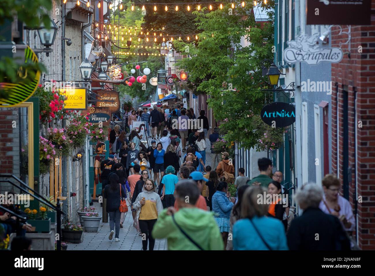 Los turistas caminan en Petit Champlain en Old Quebec en la ciudad de Quebec, Quebec el lunes 4 de julio de 2022. Foto de stock