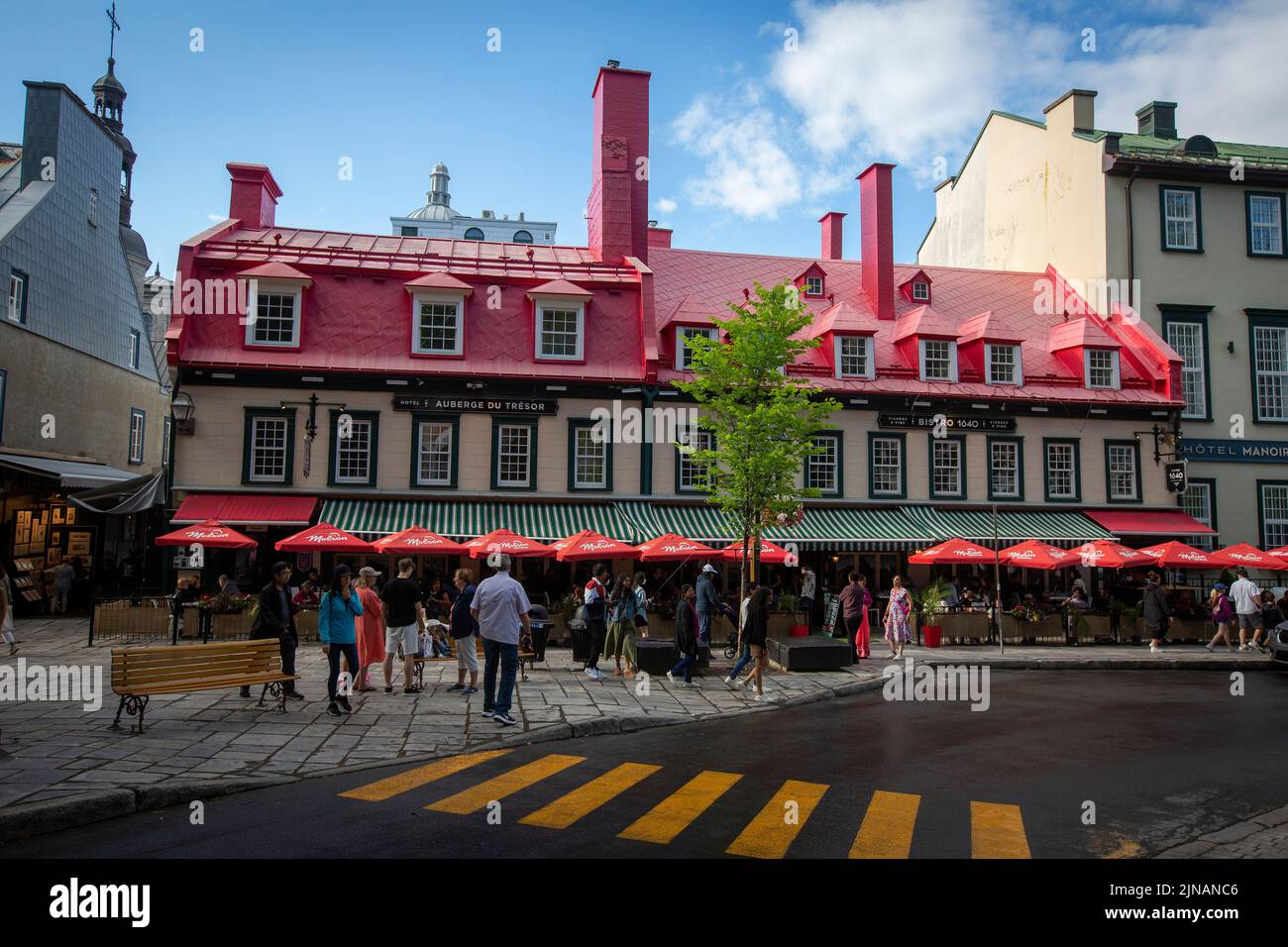 Los turistas miran las tiendas en Old Quebec en la ciudad de Quebec, Quebec el lunes 4 de julio de 2022. Foto de stock