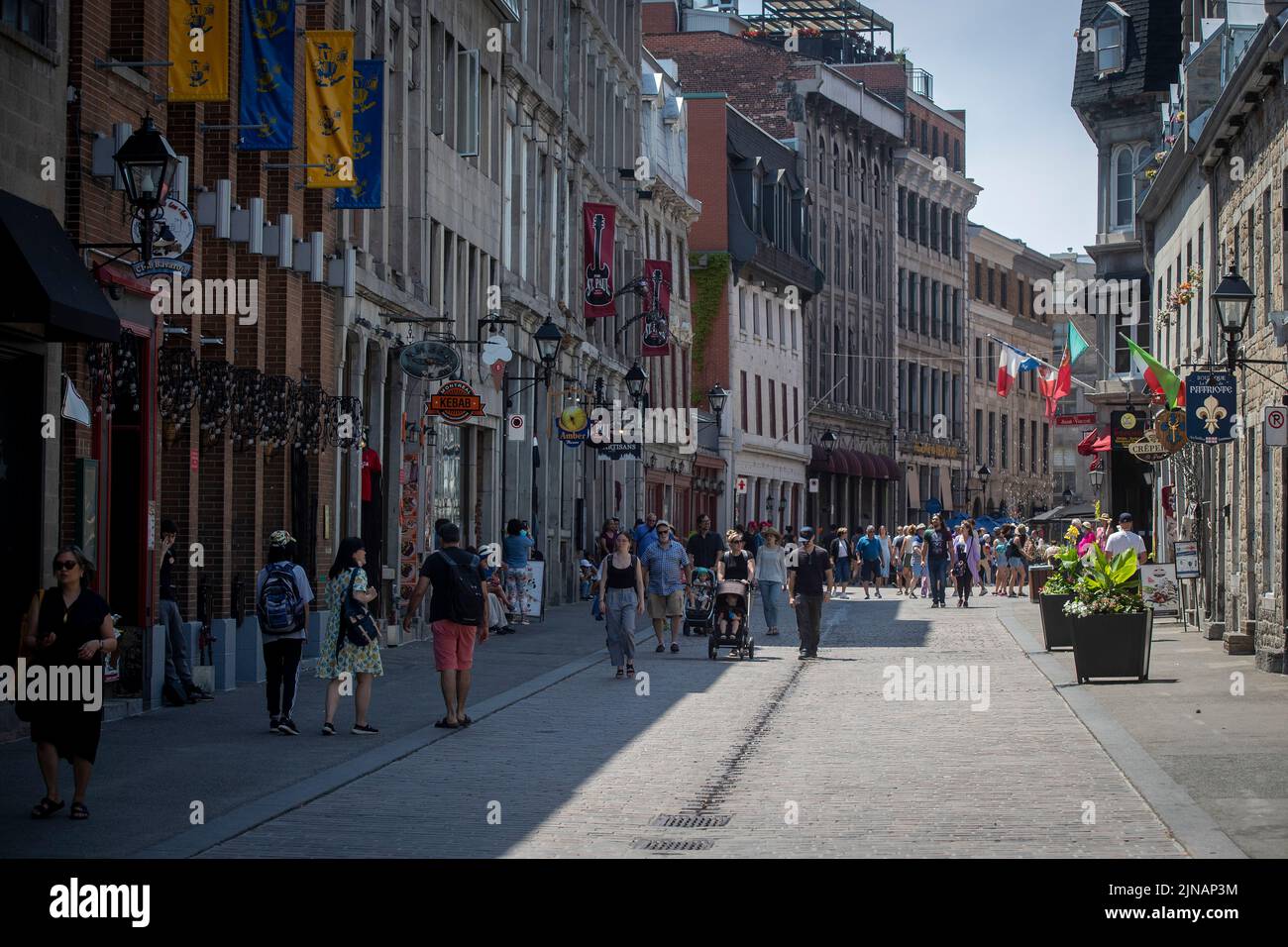 La gente camina en el Viejo Montreal en Montreal, Quebec el lunes 11 de julio de 2022. Foto de stock