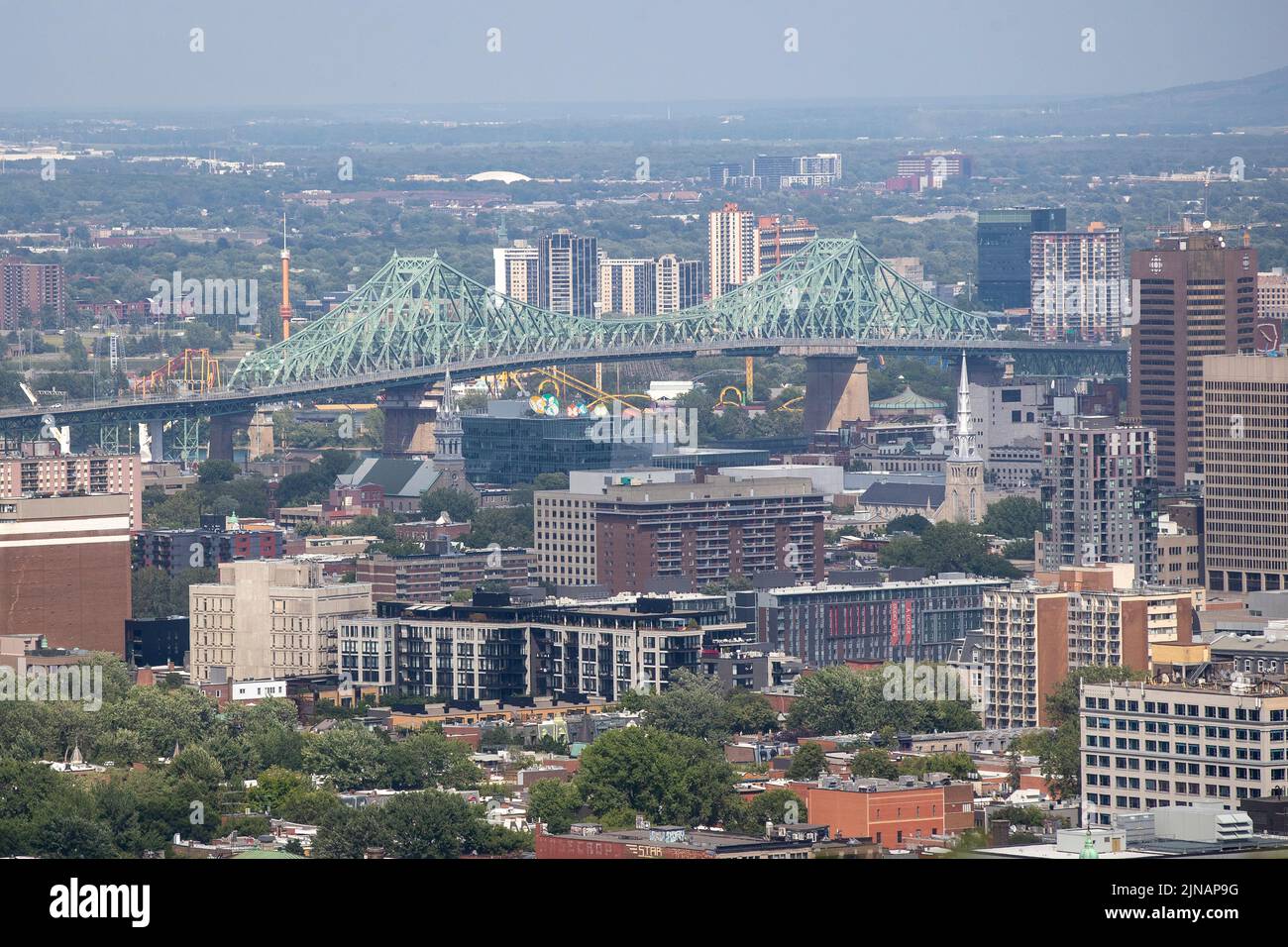 Jacques Cartier Bridge sobre el río San Lorenzo en Montreal, Quebec, el lunes 11 de julio de 2022. Foto de stock