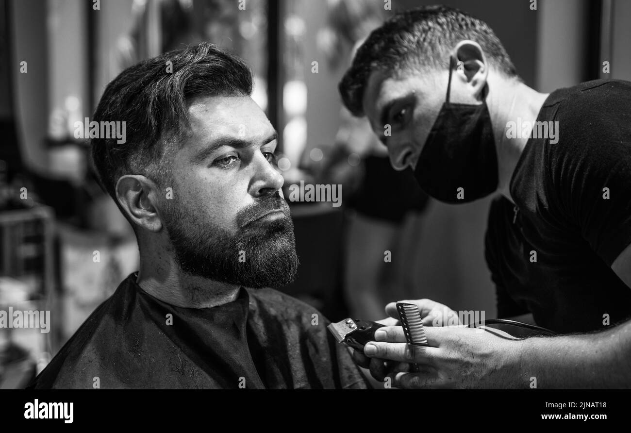 Peinado De Cabello Y Barba, Hombre Brutal Y Confiado Con Afeitadora  Eléctrica Maestra Profesional De Barbería Para El Cuidado De Barbero  Masculino Hipster, Hombre Barbudo En Silla De Peluquería En Salón De