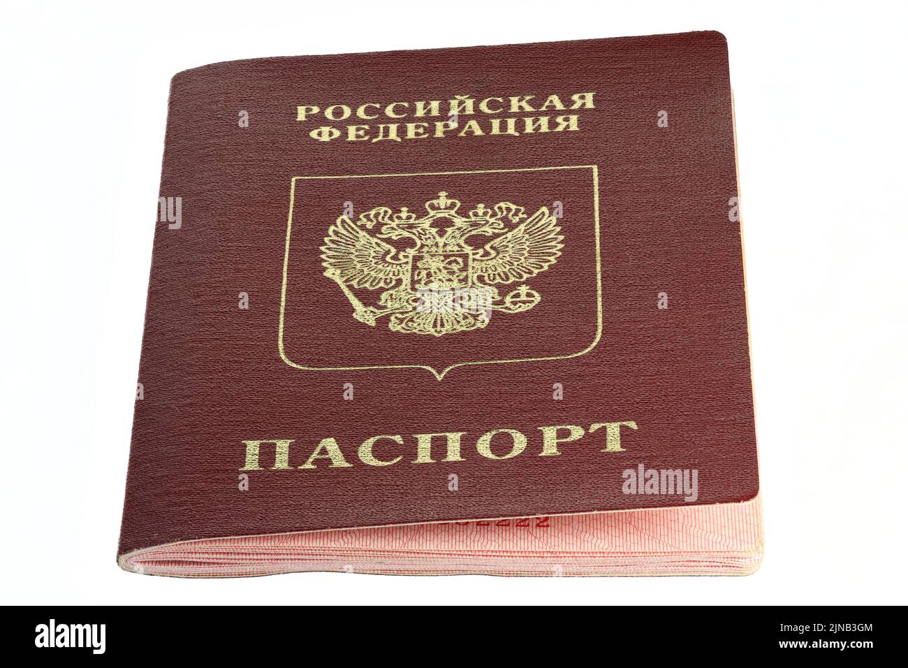 Pasaporte ruso aislado sobre fondo blanco. Foto de stock