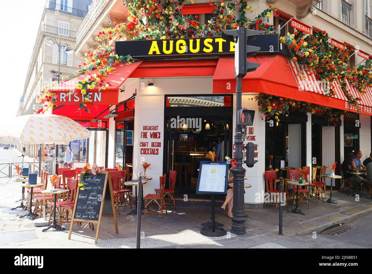El tradicional café francés Auguste decorado con flores. Está ubicado en la famosa calle Rivoli en París, Francia. Foto de stock