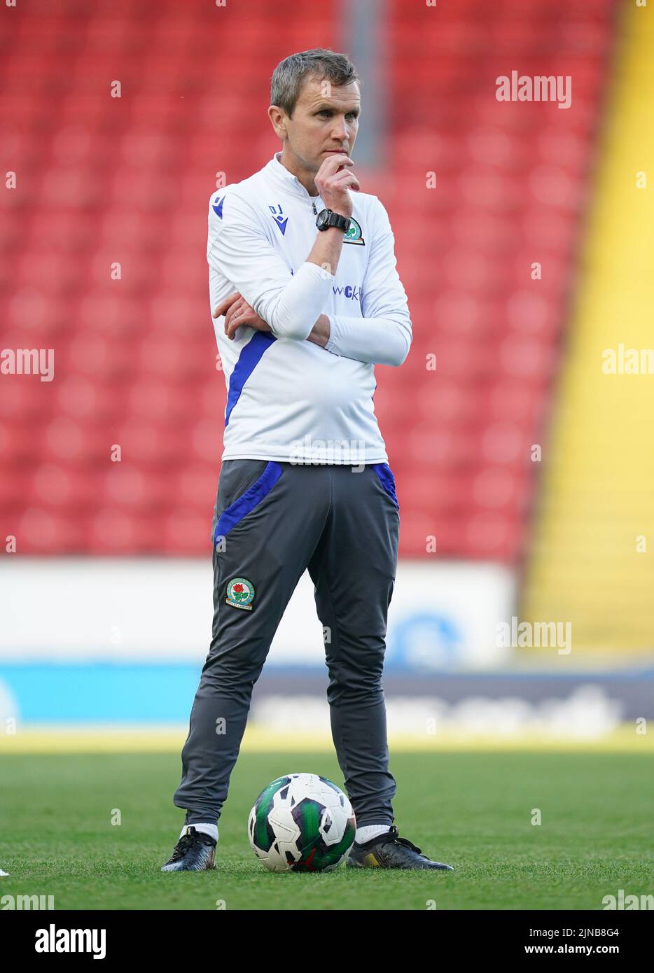 Blackburn Rovers entrenador técnico de primer equipo Damien Johnson antes de la Copa Carabao, primera ronda de partido en Ewood Park, Blackburn. Fecha de la foto: Miércoles 10 de agosto de 2022. Foto de stock