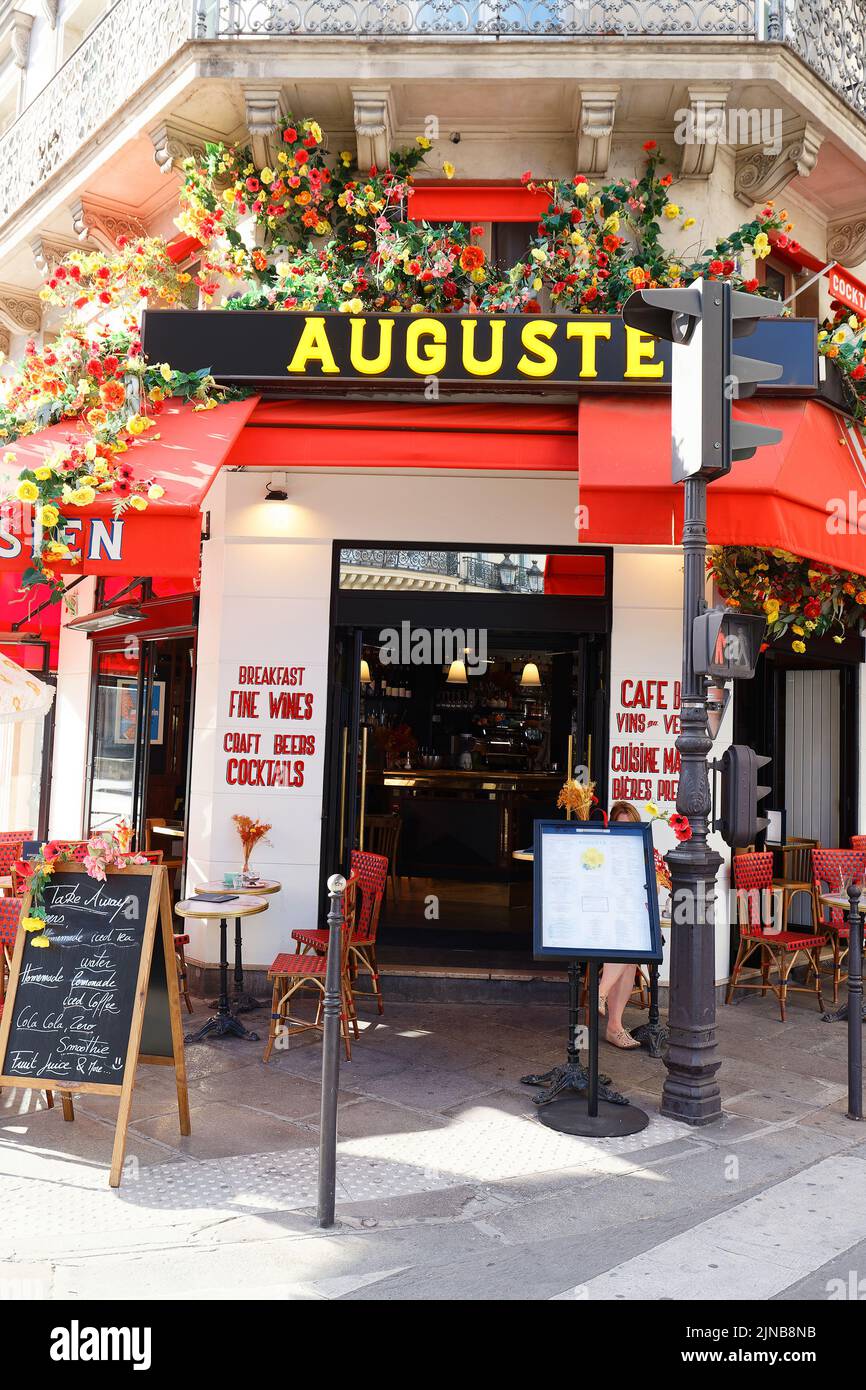 El tradicional café francés Auguste decorado con flores. Está ubicado en la famosa calle Rivoli en París, Francia. Foto de stock