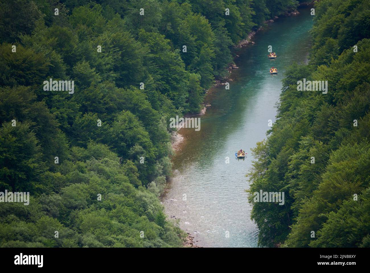 Vista aérea de Rafting en el río Tara, Montenegro. Foto de stock