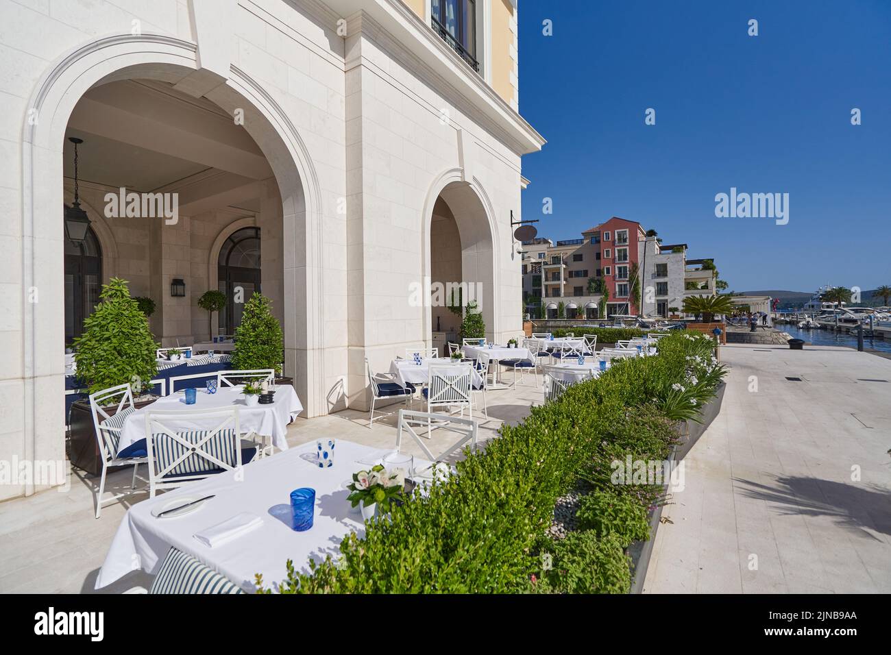 Acogedor restaurante al aire libre sin gente en Montenegro. Foto de stock