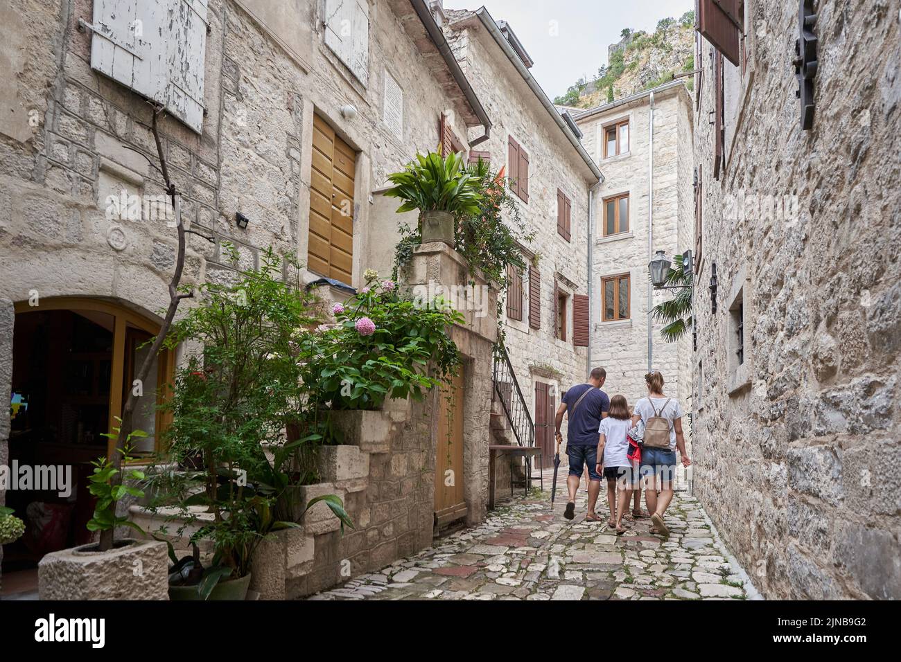 Familia caminando en la vieja ciudad de Kotor. Foto de stock