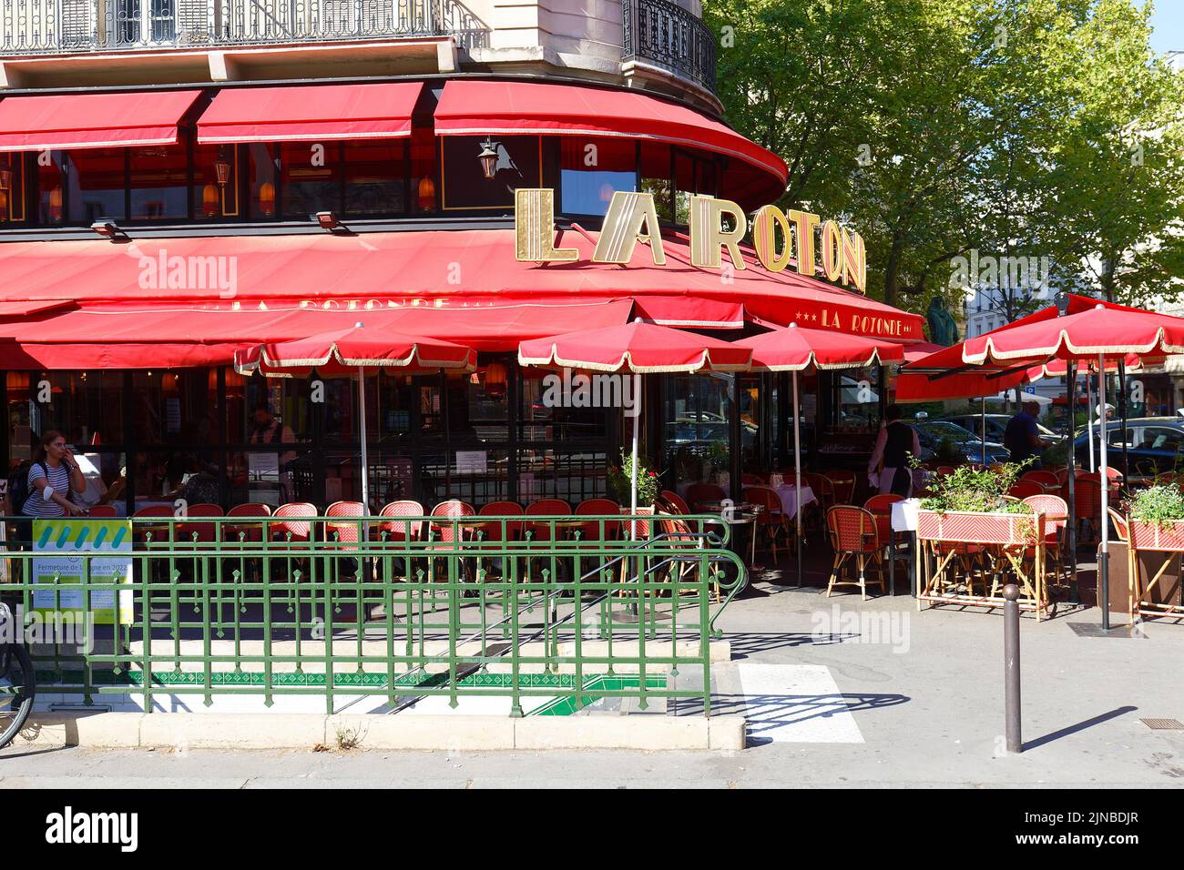 La Rotonde en el barrio de Montparnasse - uno de los cafés parisinos más legendarios y famosos. A menudo había Modigliani, Picasso, Chagall Foto de stock
