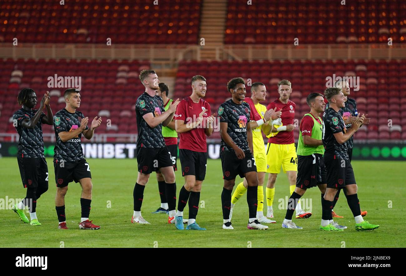 Barnsley aplaude a los fans después de la Copa Carabao, el partido de primera ronda en el Riverside Stadium, Middlesbrough. Fecha de la foto: Miércoles 10 de agosto de 2022. Foto de stock