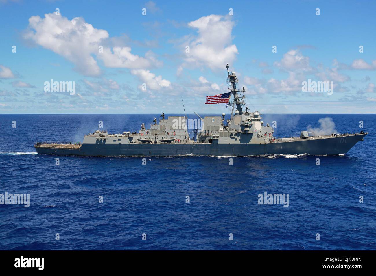 Océano Pacífico, Estados Unidos. 09 de agosto de 2022. El destructor de misiles guiados USS Spruance clase Arleigh burke de la Armada de los Estados Unidos está en marcha en el Océano Pacífico, el 7 de agosto de 2022 frente a la costa de Hawai. Crédito: mc3 Kassandra Alanis/Planetpix/Alamy Live News Foto de stock