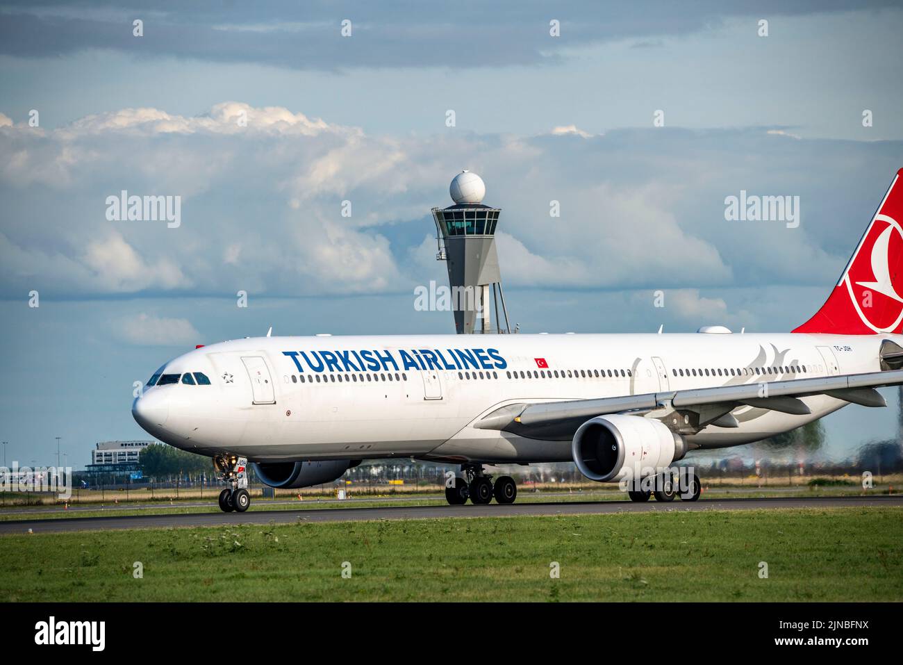 Amsterdam Shiphol Airport, Polderbaan, una de las 6 pistas, torre de control de tráfico aéreo, TC-JOH Turkish Airlines Airbus A330-300, despegando, Foto de stock