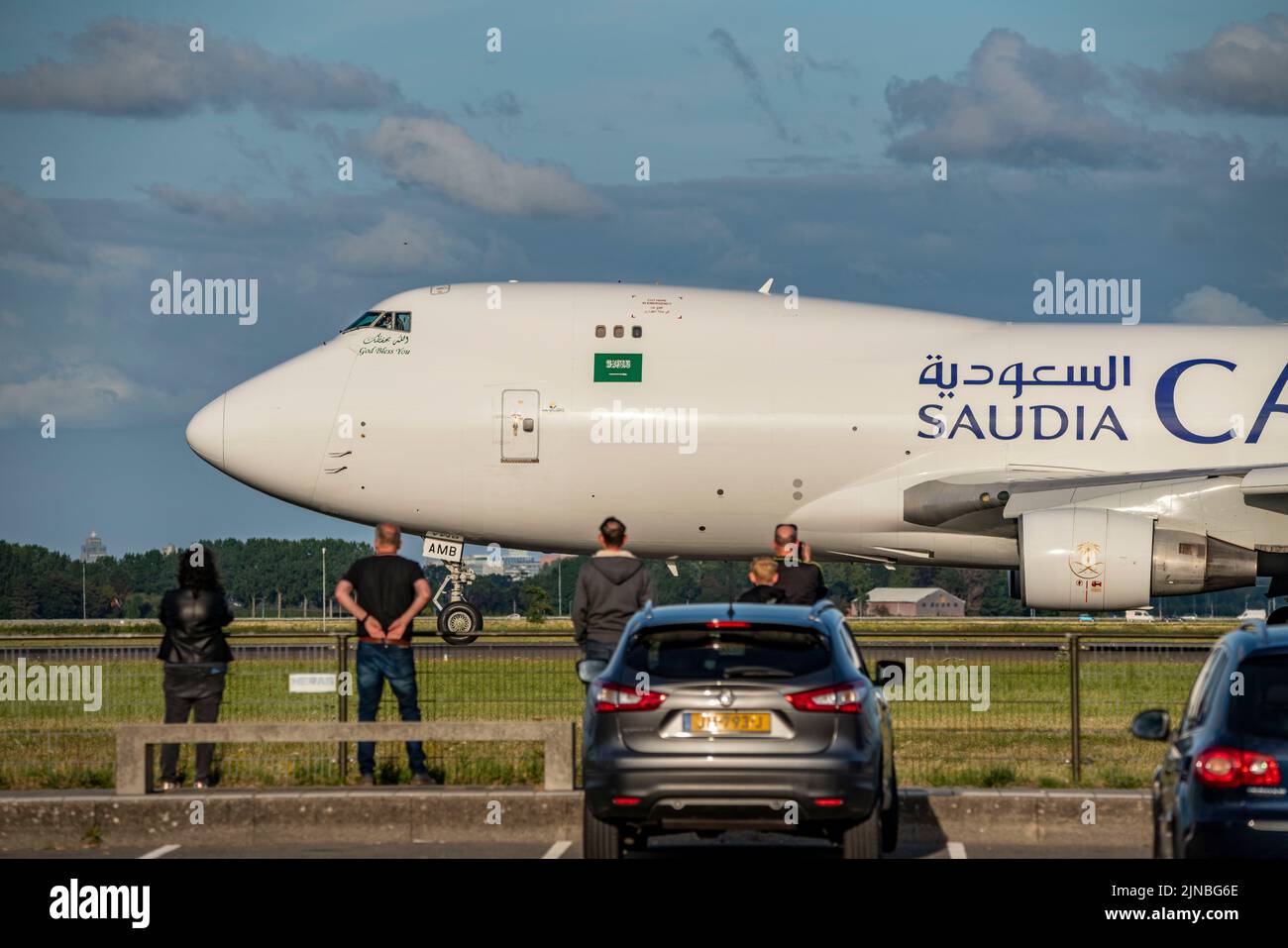 Amsterdam Shiphol Airport, Polderbaan, una de las 6 pistas, spotter spot, ver los aviones de cerca, TF-AMB, Saudi Arabian Airlines Boeing 747-400F Foto de stock