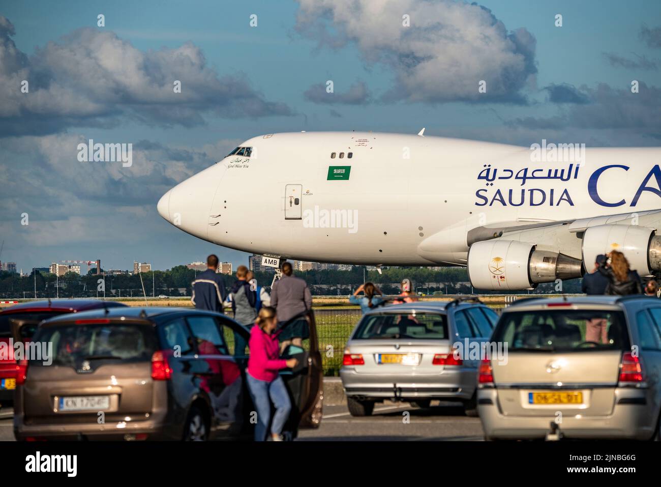Amsterdam Shiphol Airport, Polderbaan, una de las 6 pistas, spotter spot, ver los aviones de cerca, TF-AMB, Saudi Arabian Airlines Boeing 747-400F Foto de stock
