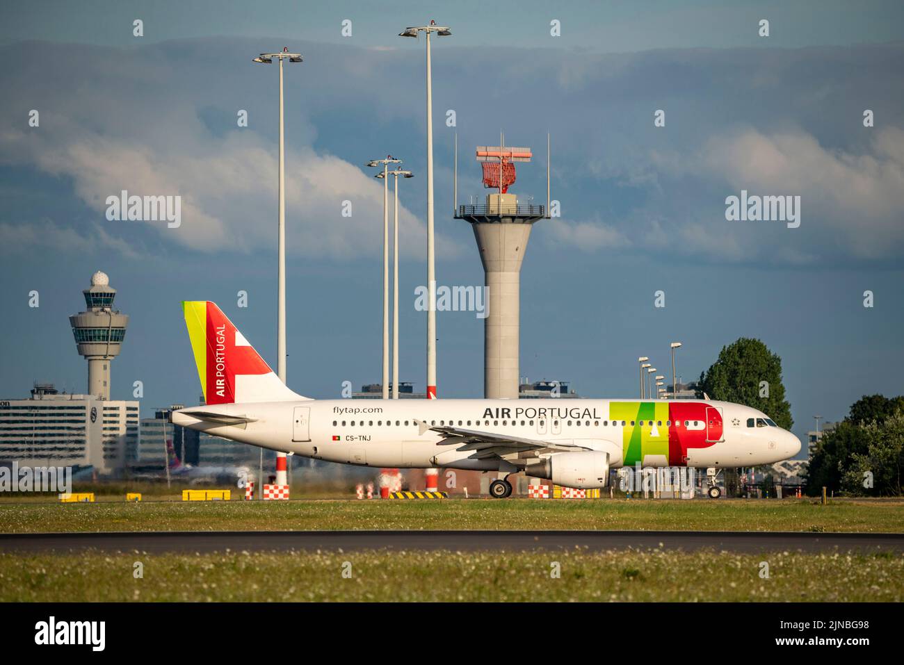 Amsterdam Shiphol Airport, Polderbaan, una de las 6 pistas de aterrizaje, torre de control de tráfico aéreo, CS-TNJ, TAP - Air Portugal Airbus A320-200, en taxi para el despegue Foto de stock