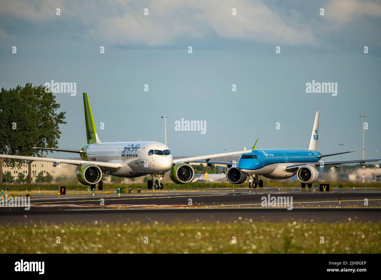 Amsterdam Shiphol Airport, Polderbaan, una de las 6 pistas, en taxi para el despegue, AirBaltic, KLM Foto de stock