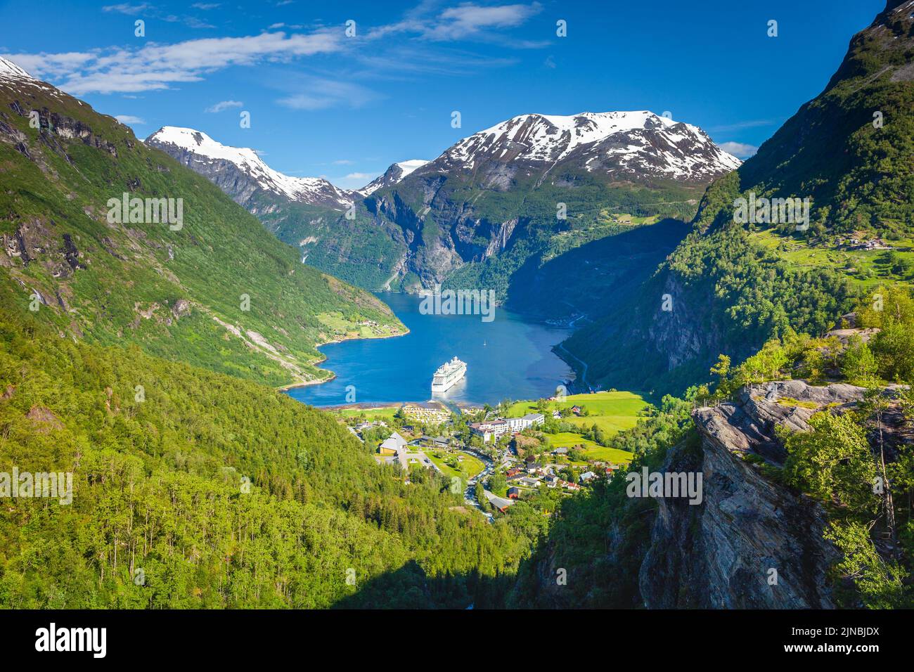 Sobre el fiordo de Gieranger, barco y pueblo, Noruega, norte de Europa Foto de stock