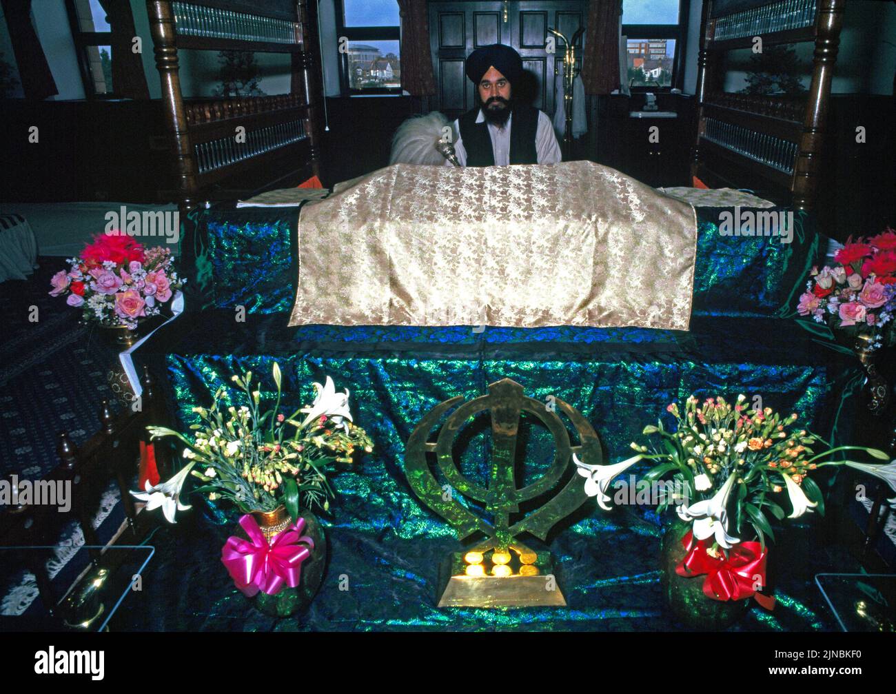 Servicio Funeral Sikh en Gurdara Granthi Lectura del Sri Guru Granth Sahib -Nuevo paño Romallah dado por la familia Londres Inglaterra Foto de stock