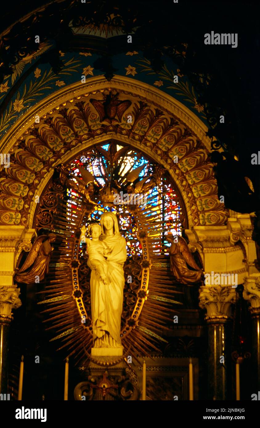Interior de la Basílica de Notre-Dame de Fourviere con la estatua de la Madonna Lyon Francia Foto de stock