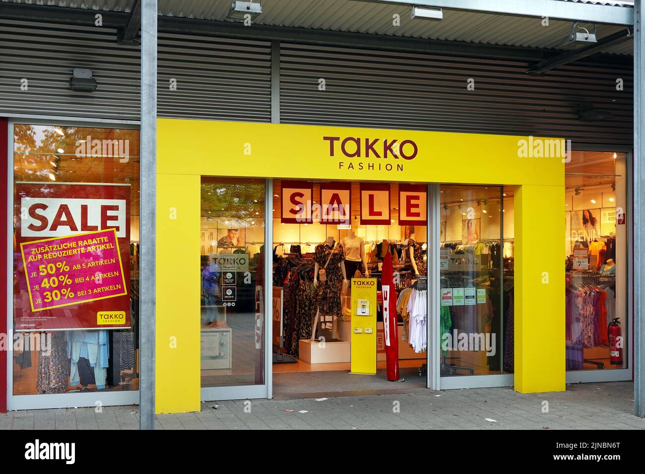 Venta en una tienda de moda Takko Foto de stock