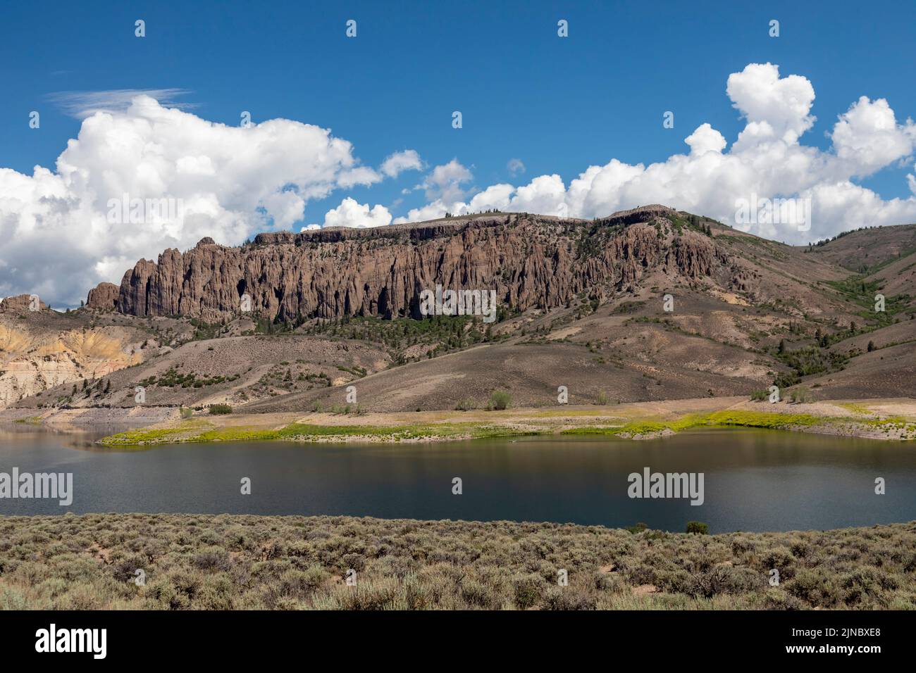 Gunnison, Colorado - Los Pinnacles de Dillon sobre el embalse Blue Mesa en el Área Nacional de Recreación de Curecanti. Foto de stock