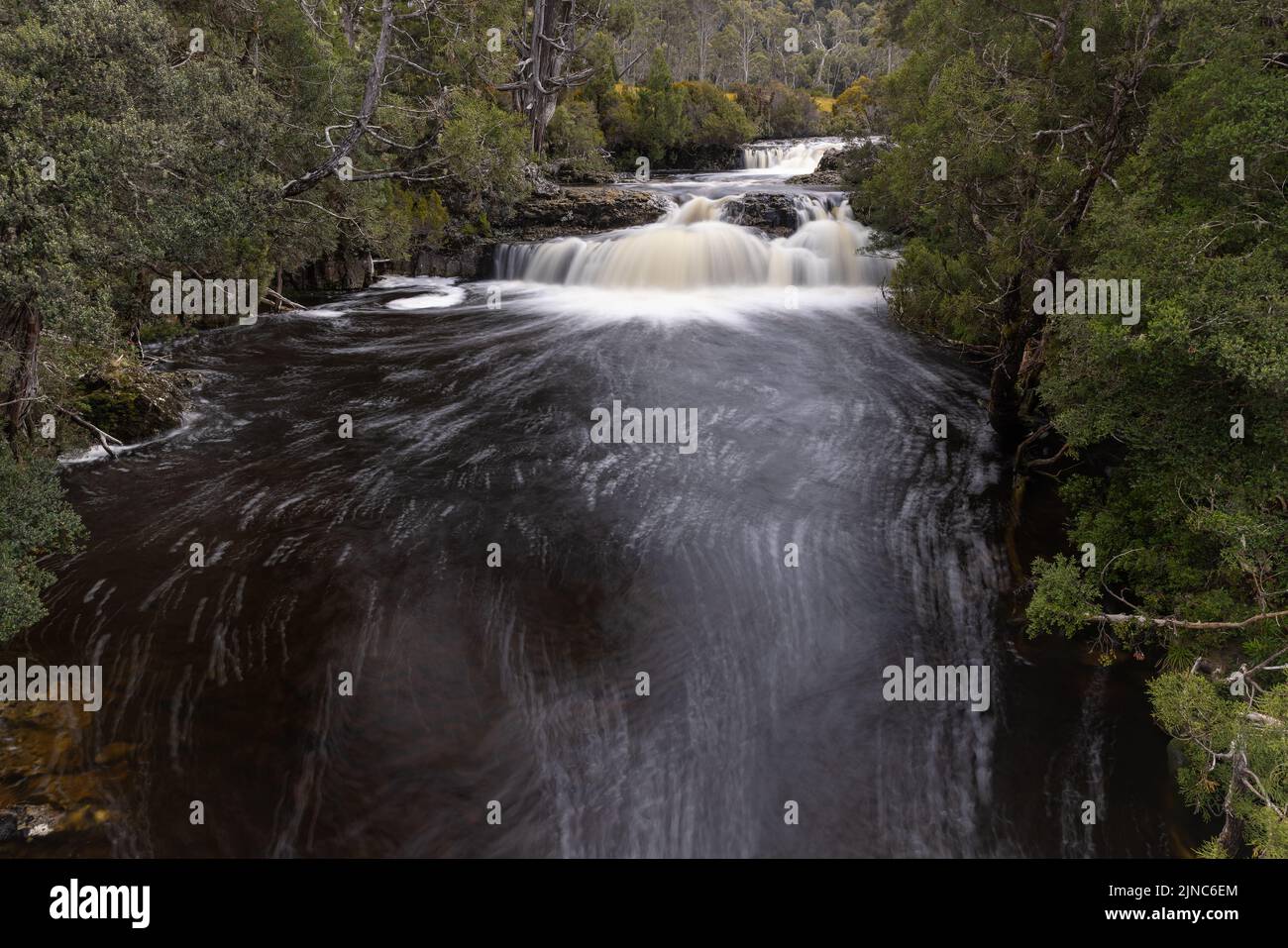 fotografía de exposición larga de la cascada de pino lápiz en el parque nacional de cradle mountain en tasmania, australia Foto de stock
