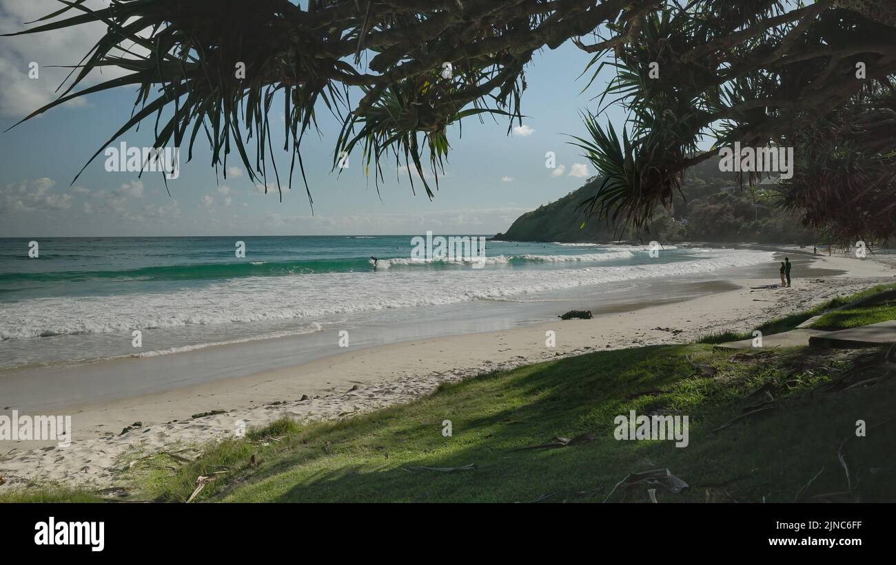 una foto desde un ángulo amplio, mirando hacia el este, de la playa de wategos en byron bay en el norte de nueva gales del sur, australia Foto de stock