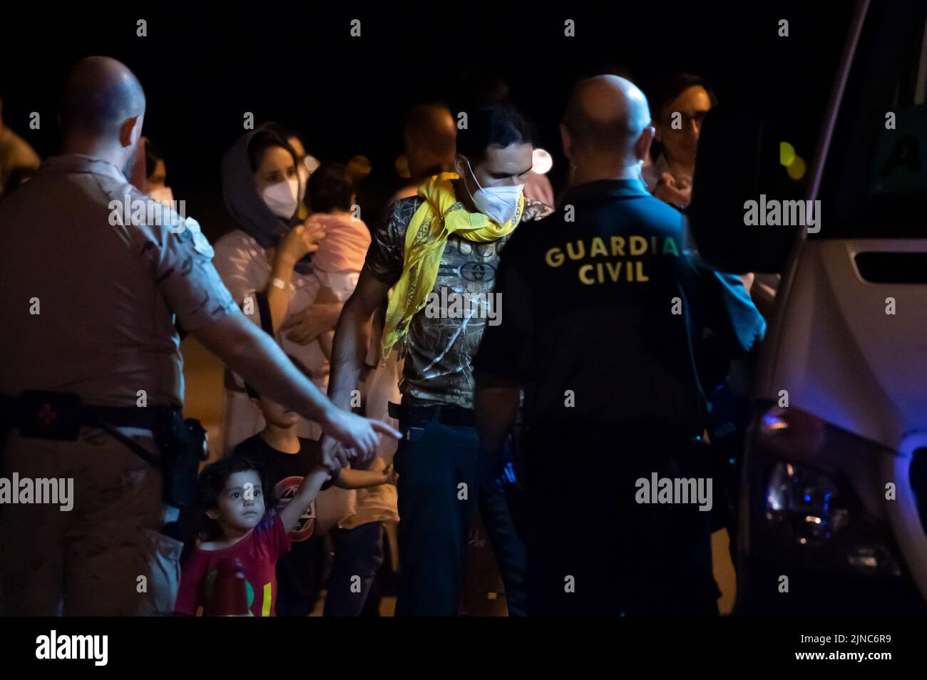 Madrid, España. 10th de Ago de 2022. Los refugiados afganos llegan a la base aérea de Torrejón de Ardoz en un avión fletado por el Ministerio de Defensa desde Islamabad, Pakistán, como parte de la operación del Gobierno español para evacuar al personal que colaboraba en Afganistán con las autoridades españolas. Unas 300 personas han llegado a Madrid en una operación que coincide con el primer aniversario de la caída de Kabul por los talibanes. Crédito: Marcos del Mazo/Alamy Live News Foto de stock