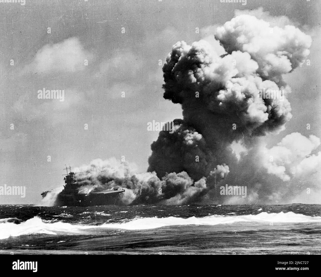 El portador estadounidense Wasp quema después de ser golpeado por torpedos submarinos japoneses el 15 de septiembre durante la invasión de Guadalcanal. Foto de stock