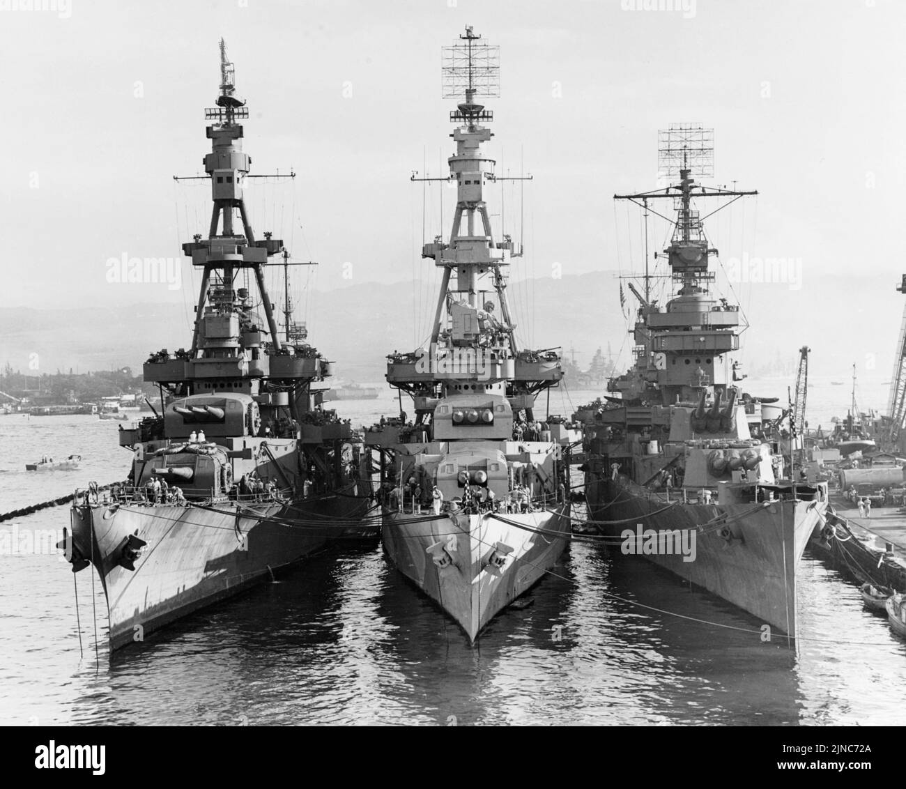 El USS Pensacola (centro) y el USS New Orleans (derecha) (con Salt Lake City) reparados en Pearl Harbor el 31 de octubre de 1943 después de completar las reparaciones sostenidas durante la Batalla de Tassafaronga, plataforma de la campaña de Guadalcanal. Foto de stock