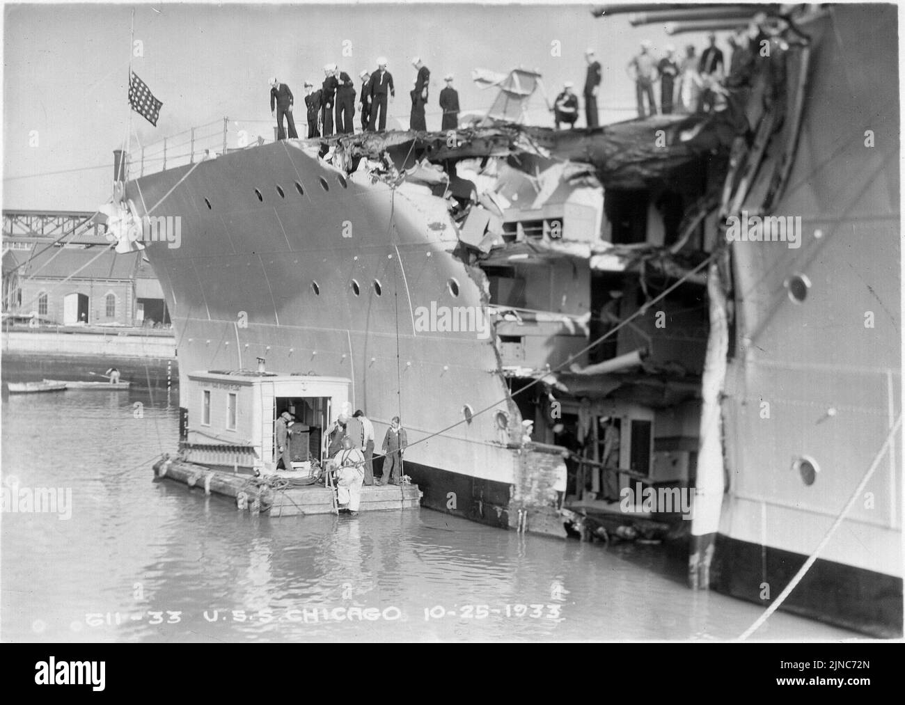 El dañado USS Chicago con la barcaza de buceo de Mare Island junto a Mare Island Navy Yard el 25 de octubre de 1933 después de su colisión con el carguero británico Silver Palm Foto de stock