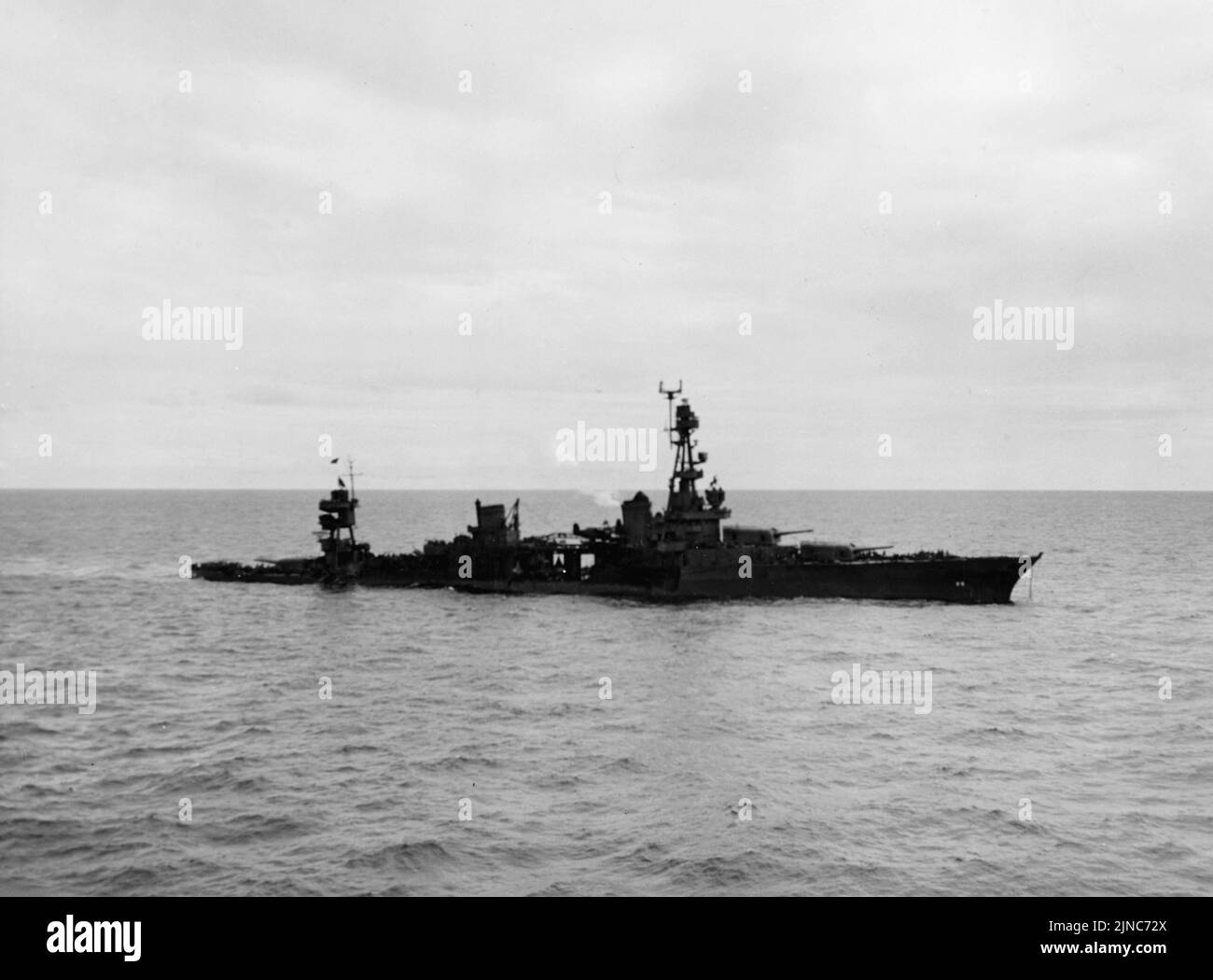 El USS Chicago se hunde el 30 de enero de 1943 después de ser torpedeado durante la Batalla de Rennell Island Foto de stock