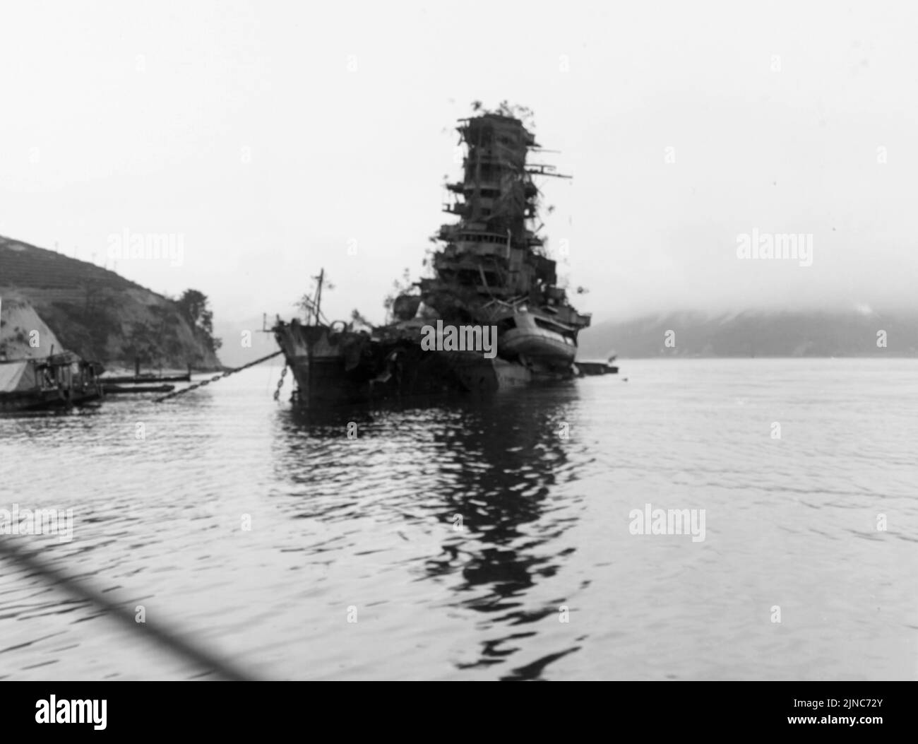 Los restos del acorazado Haruna de la Armada Imperial Japonesa se hundieron en sus amarraderos después del ataque del 28 de julio de 1945 Foto de stock
