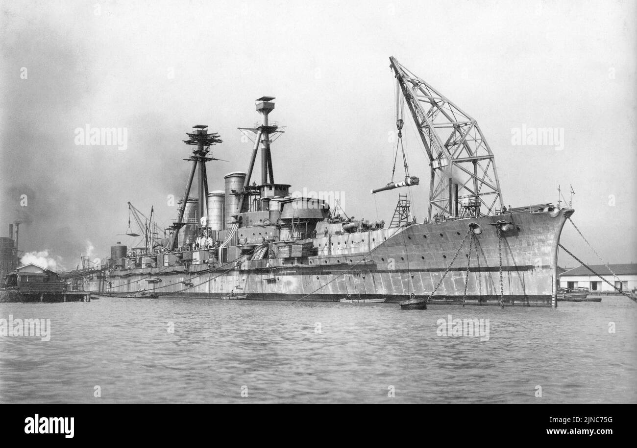 El equipamiento del acorazado Haruna de la Armada Imperial Japonesa en Kôbe en octubre de 1914 Foto de stock