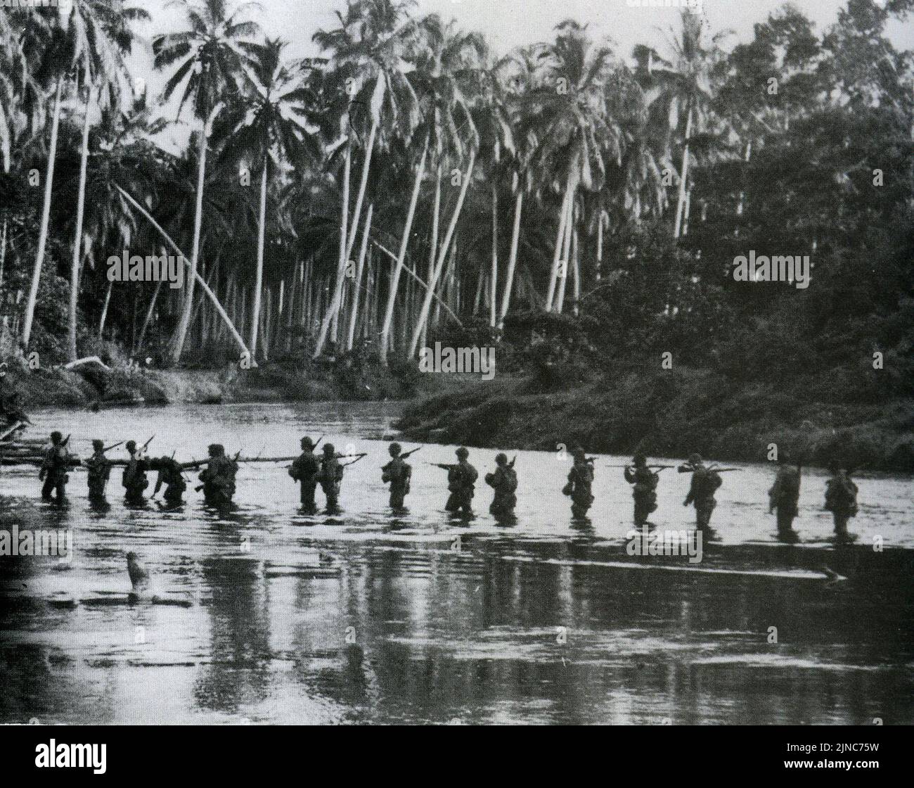 Una patrulla de la Marina estadounidense cruza el río Matanikau en septiembre de 1942 durante la Batalla de Guadalcanal Foto de stock