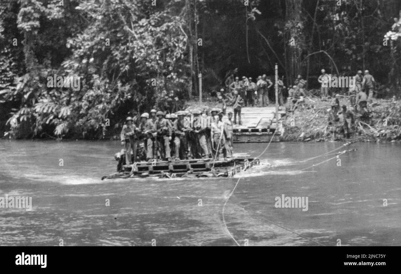Los marines estadounidenses cruzan el río Matanikau en Guadalcanal en un balsa en noviembre de 1942, durante la ofensiva de Matinakau, que fue una batalla en la Campaña de Guadalcanal. Foto de stock