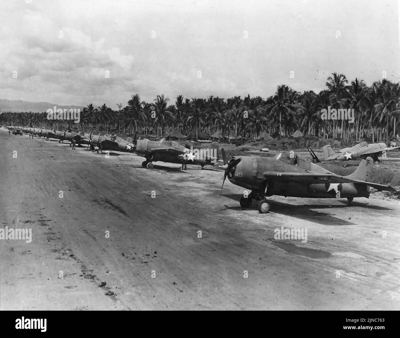 Grumman F4F-4 Wildcats en el Campo Henderson en Guadalcanal, parte de la Fuerza Aérea de Cactus. La Fuerza Aérea de Cactus fue el apodo de la unidad de aviación que se basó en esta pista de aterrizaje durante WW2. Foto de stock