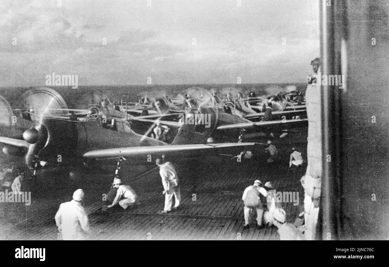 Los cazas A6M2 Zero se preparan para lanzar desde Akagi como parte de la segunda ola durante el ataque a Pearl Harbor Foto de stock