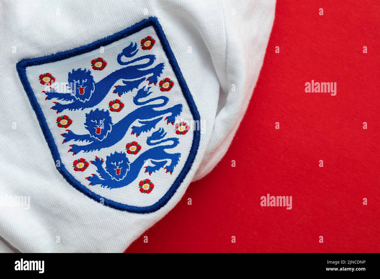 LONDRES, Reino Unido - Agosto de 2022: Emblema nacional de tres leones en una camiseta de la selección de fútbol de Inglaterra Foto de stock