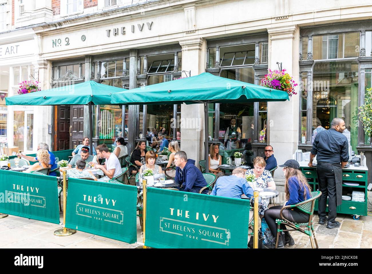 Ciudad de York, St Helens Square, la gente disfruta de un almuerzo en el restaurante Ivy, en el centro de la ciudad de York, Inglaterra, Reino Unido, el día de verano 2022 Foto de stock